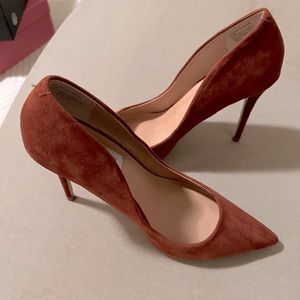 Steve Madden Daisie pump in Nubuck Brown